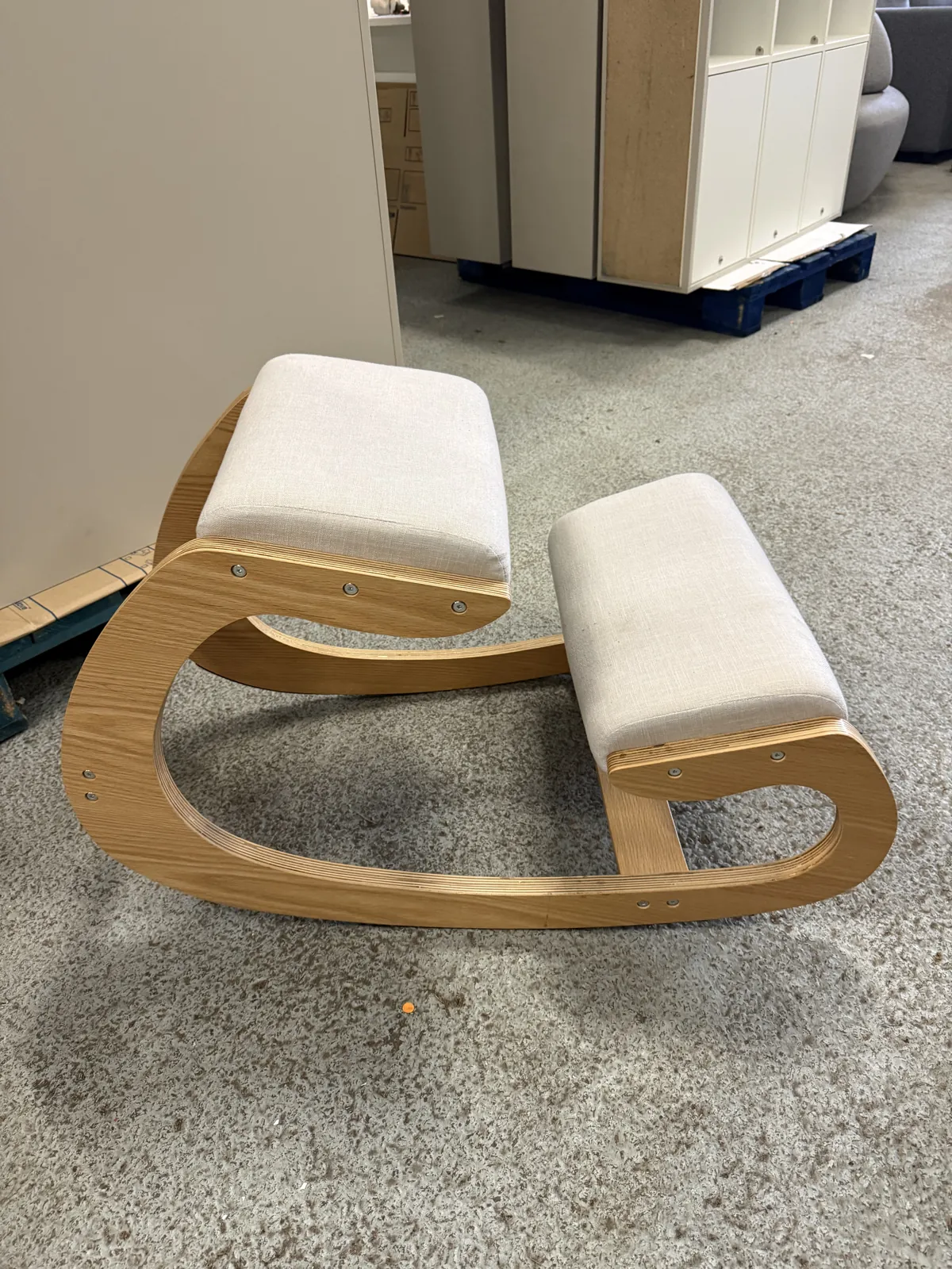 Siège repose-pied à bascule en tissu gris et bois, photo 4