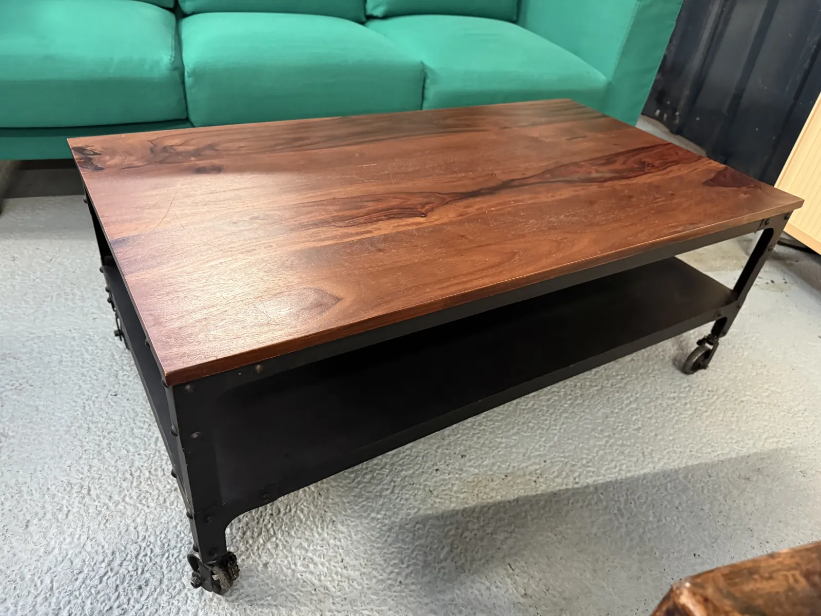 Table basse à roulettes style industriel en bois et métal, photo 1