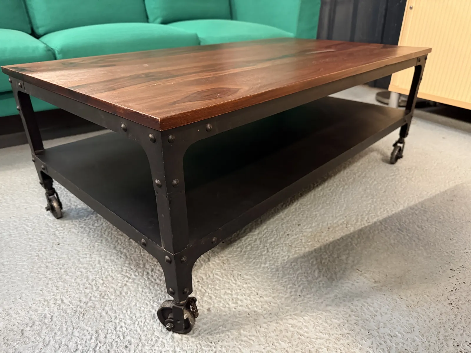 Table basse à roulettes style industriel en bois et métal, photo 2