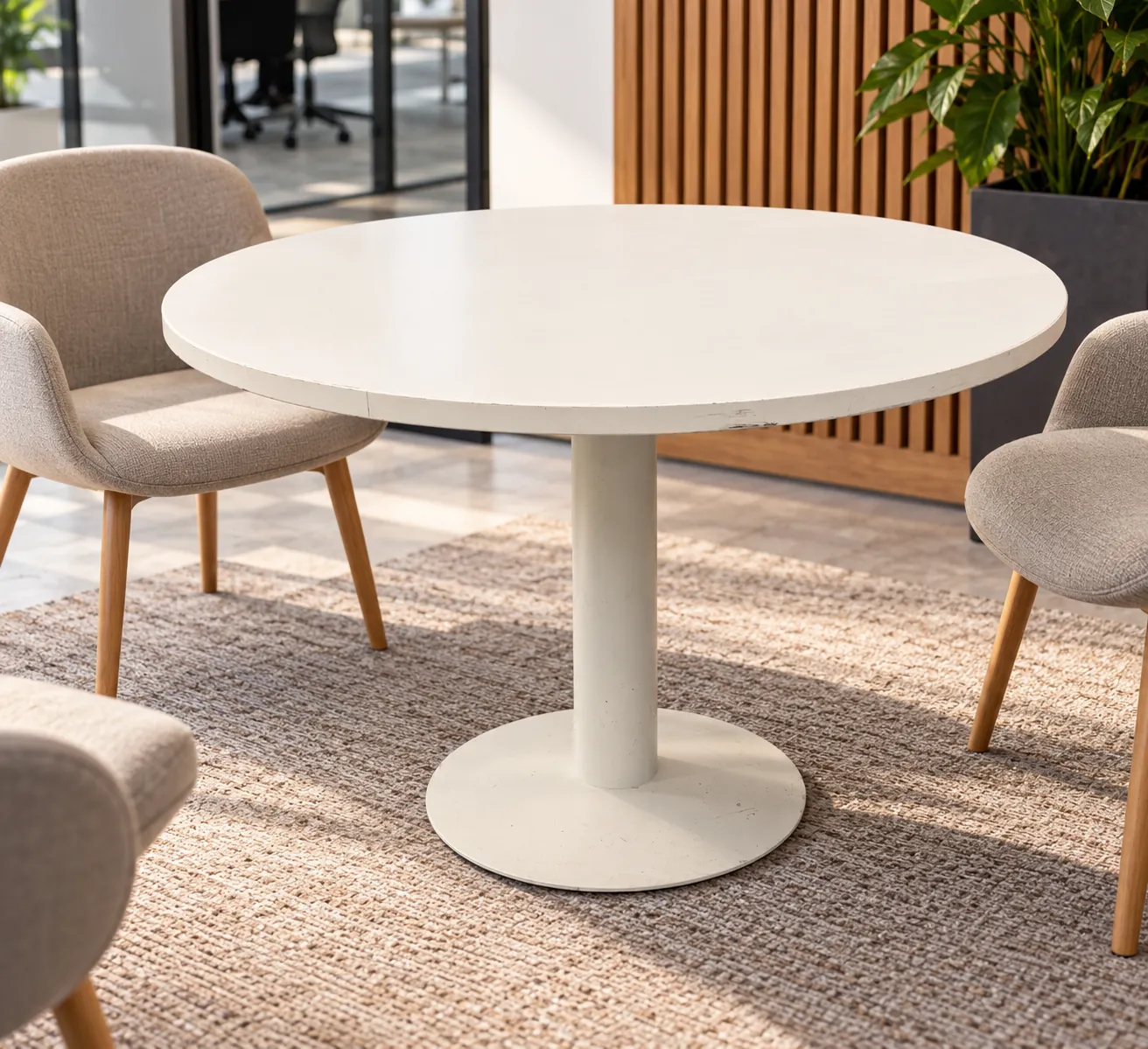 Table ronde blanche à pied gris en mélaminé, 110 cm, illustration de mise en situation