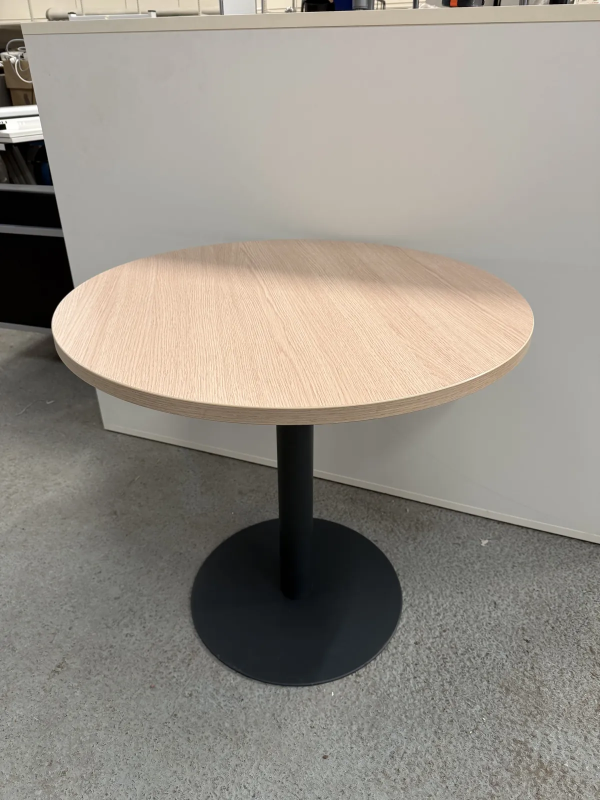 Table ronde bois clair avec pied gris en métal, pour bureau ou salon, photo 2