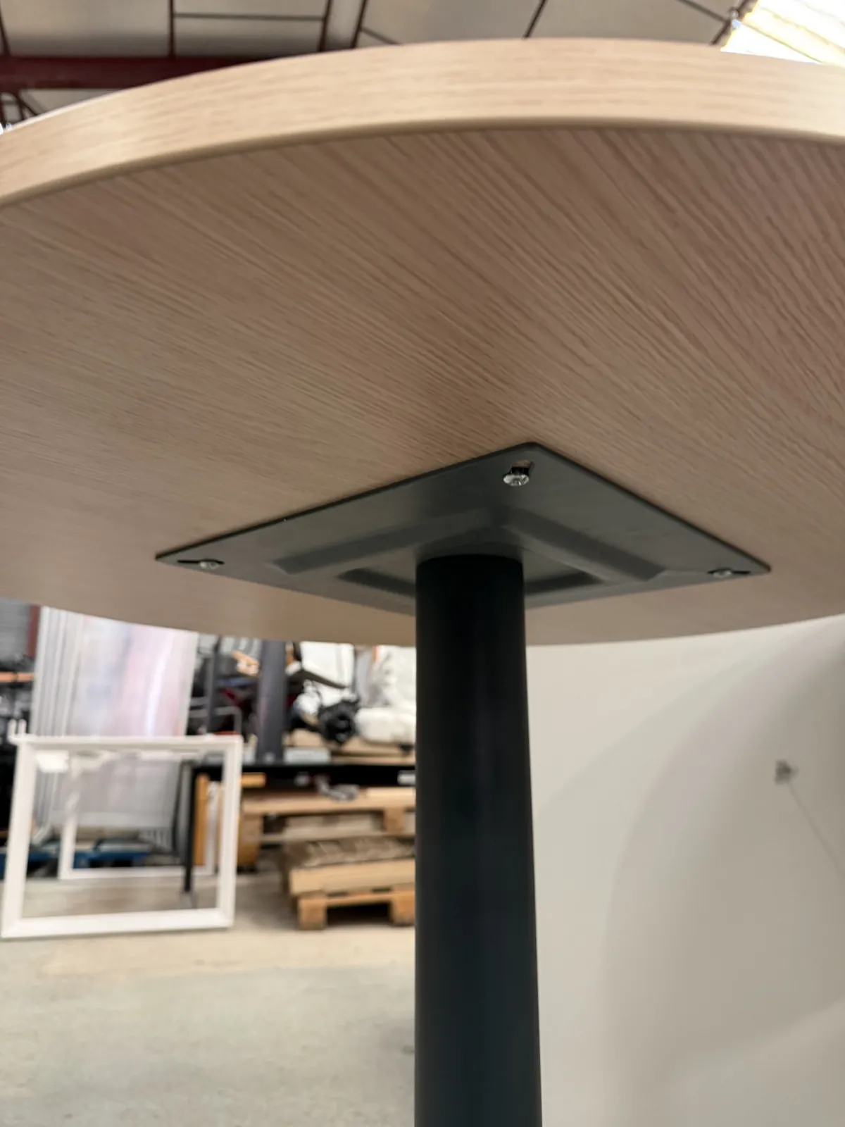 Table ronde bois clair avec pied gris en métal, pour bureau ou salon, photo 4