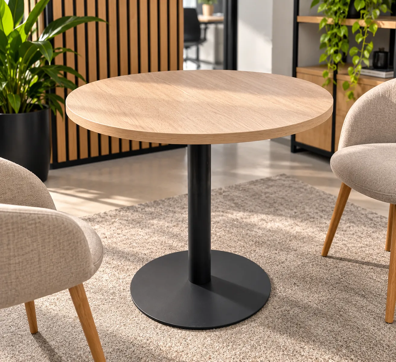 Table ronde bois clair avec pied gris en métal, pour bureau ou salon, illustration de mise en situation