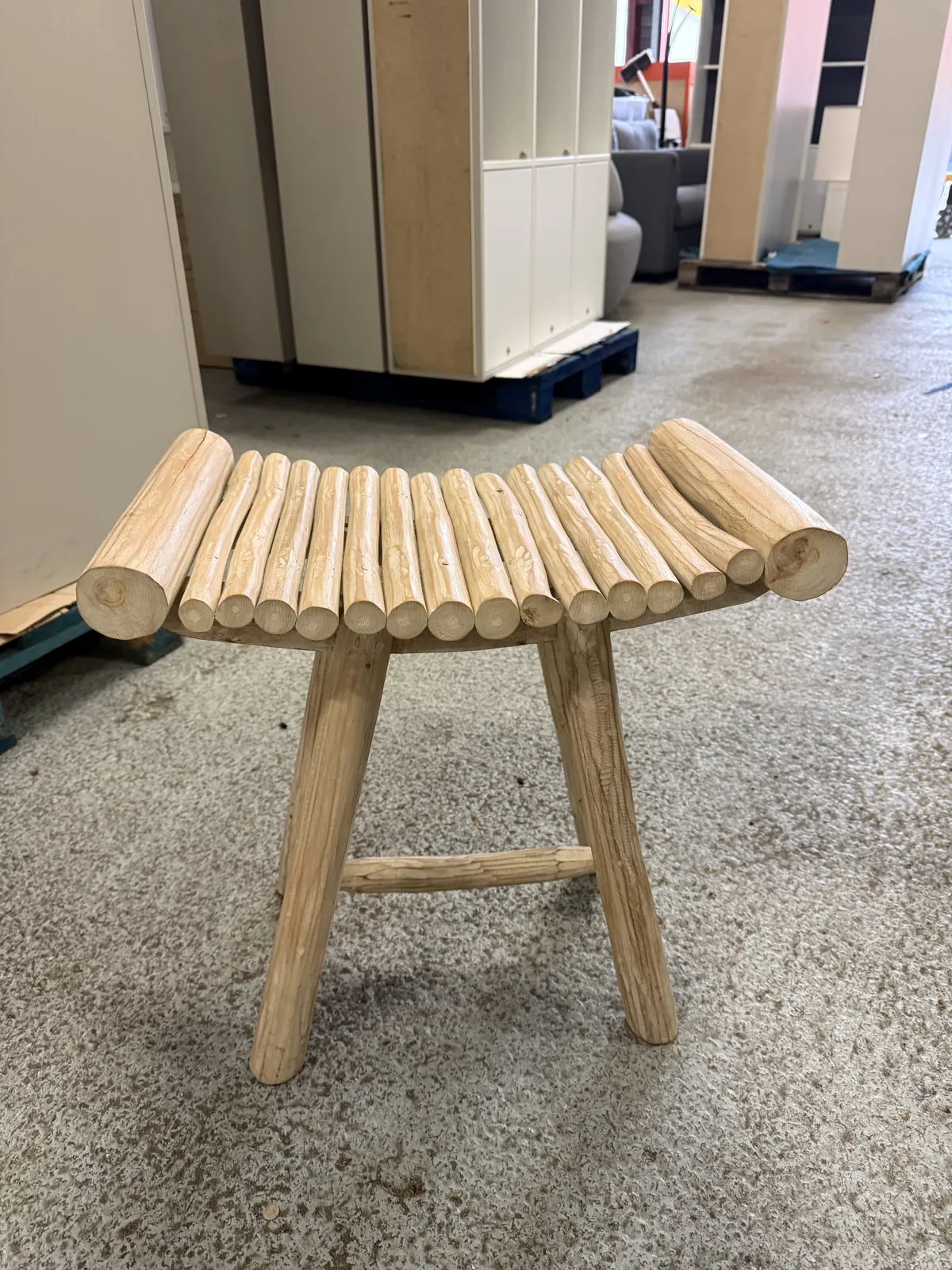 Tabouret en bois clair, siège d'appoint pour cuisine ou atelier, photo 1