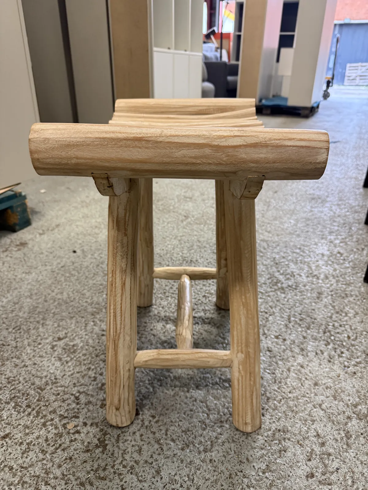Tabouret en bois clair, siège d'appoint pour cuisine ou atelier, photo 2