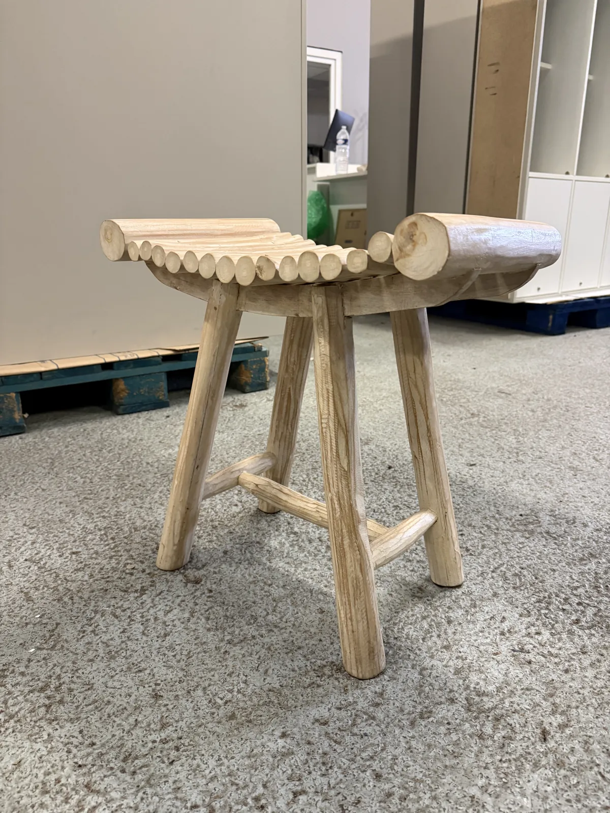 Tabouret en bois clair, siège d'appoint pour cuisine ou atelier, photo 4